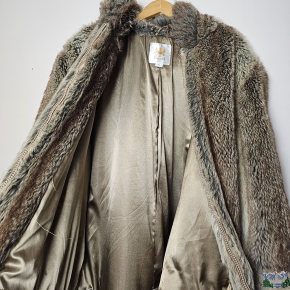 AMERI MODE Faux Fur Woman's Coat - Picture 3 of 9